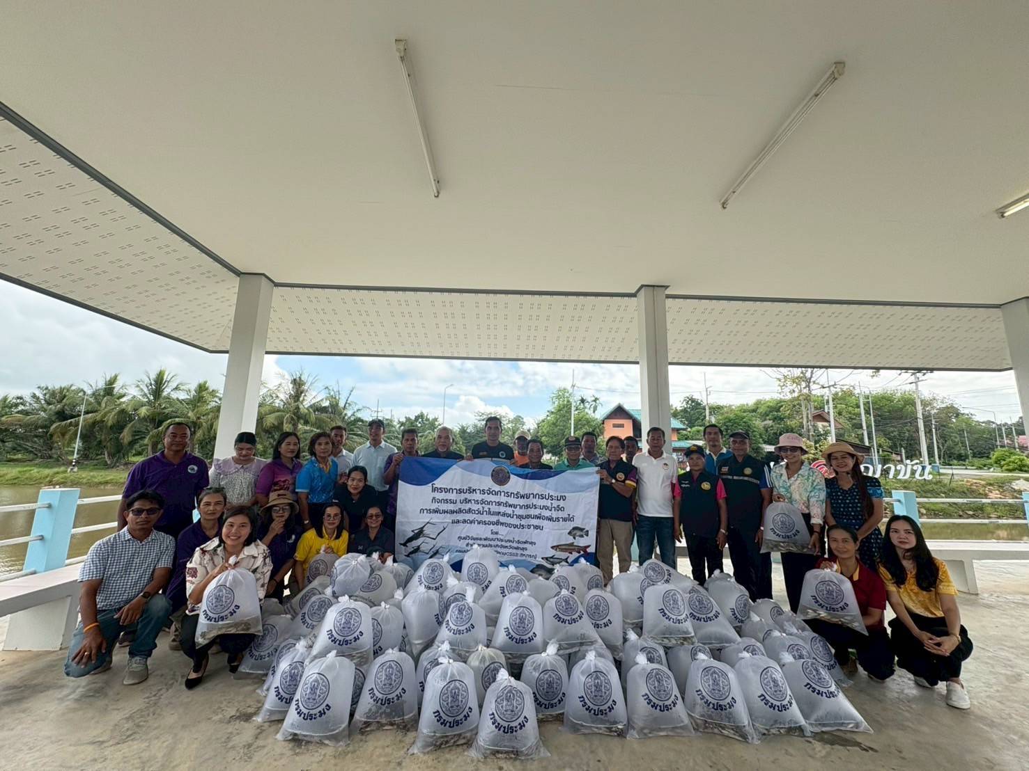กลุ่มบริหารจัดการด้านการประมง ประมงอำเภอเมืองพัทลุง  ร่วมปล่อยพันธุ์สัตว์น้ำ โครงการบริหารจัดทรัพยากรประมง ณ หนองน้ำควนถบ ตำบลพญาขัน อำเภอเมืองพัทลุง  ชนิดปลาตะเพียนขาว จำนวน 12,000 ตัว..คลิก