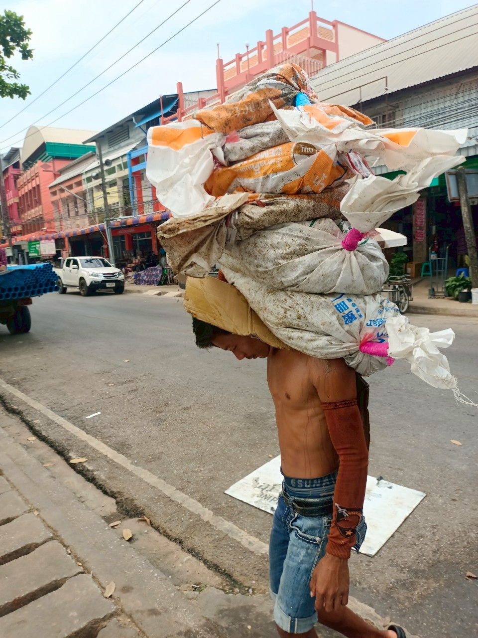 เจ้าหน้าที่ศูนย์บริหารจัดการด่านตรวจประมงเขต 1 (เชียงราย) ตรวจสอบสินค้าประมงส่งออกไปยังสาธารณรัฐประชาธิปไตยประชาชนลาว และสาธารณรัฐสหภาพเมียนมา..คลิก