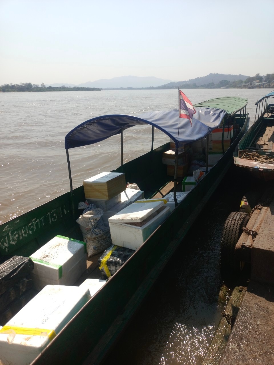 เจ้าหน้าที่ศูนย์บริหารจัดการด่านตรวจประมงเขต 1 (เชียงราย) ตรวจสอบสินค้าประมง ส่งออกไปยังสาธารณรัฐประชาธิปไตยประชาชนลาว 