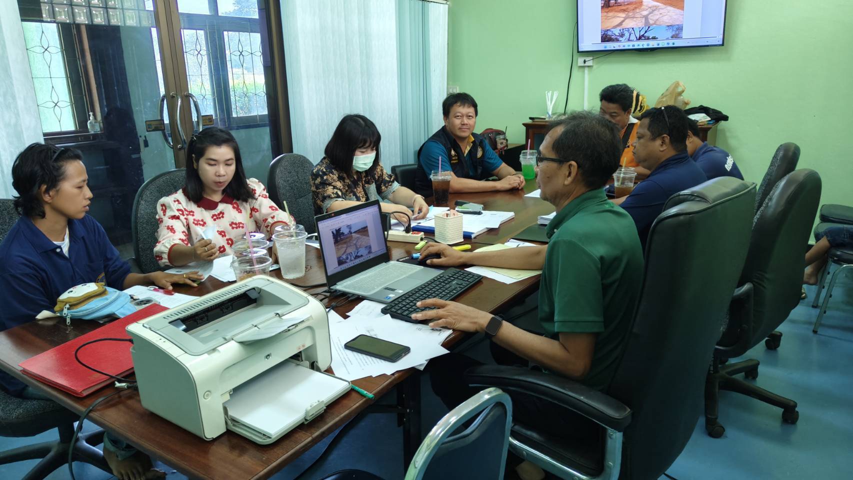 นายธรรมฤทธิ์ วนิชเรืองชัย หัวหน้าหน่วยขุดลอกและกำจัดวัชพืชบึงบอระเพ็ด คณะกรรมการตรวจรับพัสดุ โครงการปรับปรุงบ่อเลี้ยงจระเข้ ตรวจรับงานงวดที่ 6 (งวดสุดท้าย)