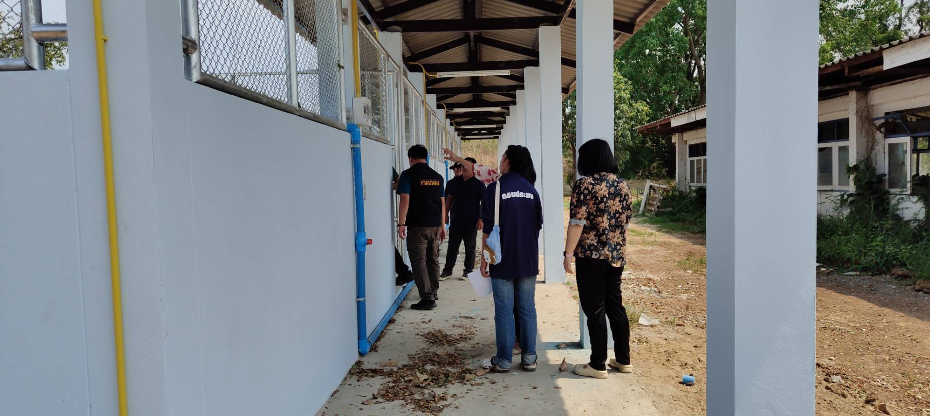 นายธรรมฤทธิ์ วนิชเรืองชัย หัวหน้าหน่วยขุดลอกและกำจัดวัชพืชบึงบอระเพ็ด คณะกรรมการตรวจรับพัสดุ โครงการปรับปรุงบ่อเลี้ยงจระเข้ ตรวจรับงานงวดที่ 6 (งวดสุดท้าย)