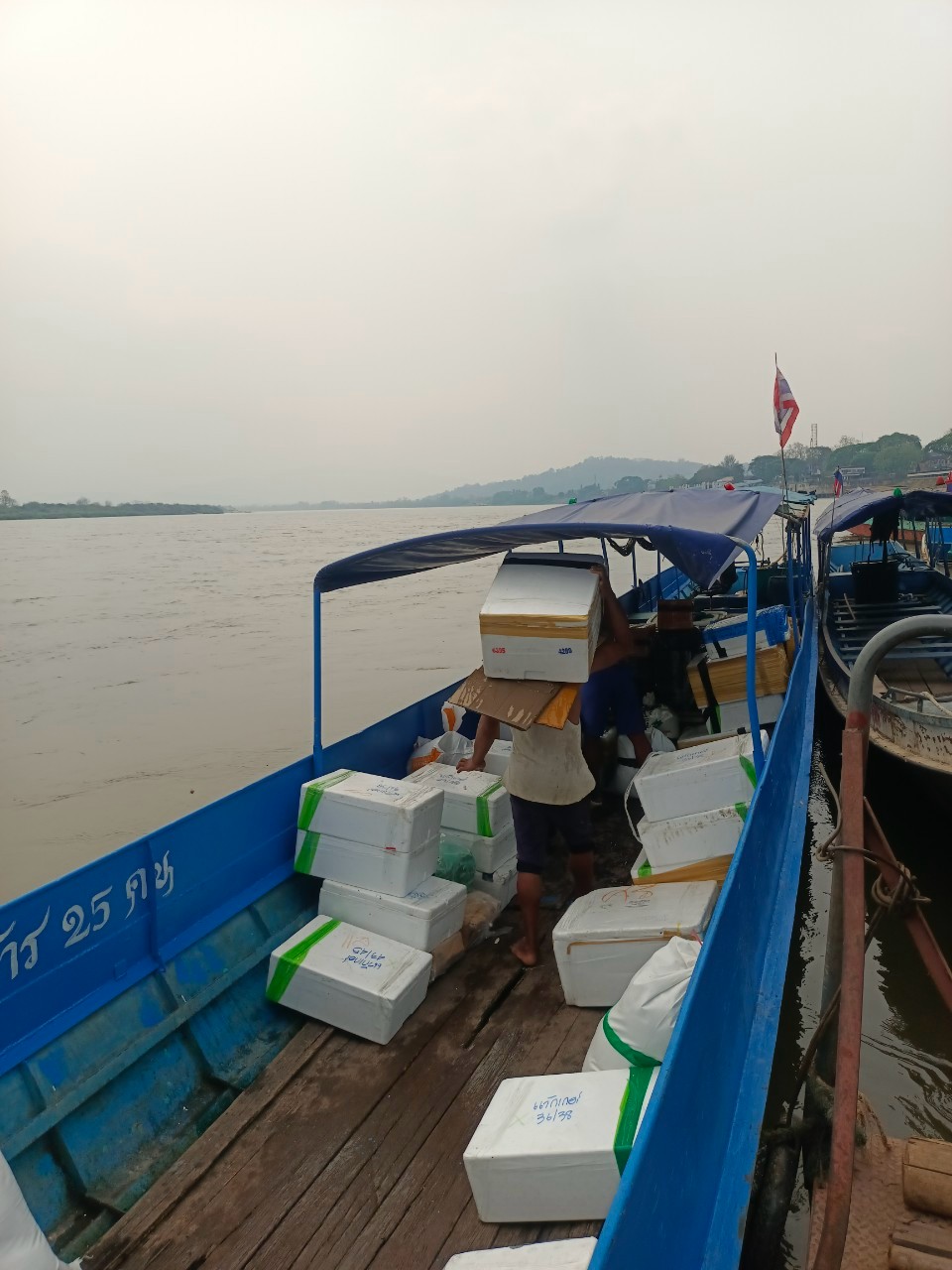 เจ้าหน้าที่ศูนย์บริหารจัดการด่านตรวจประมงเขต 1 (เชียงราย) ตรวจสอบสินค้าประมงส่งออกไปยังสาธารณรัฐประชาธิปไตยประชาชนลาว สาธารณรัฐสหภาพเมียนมา..คลิก