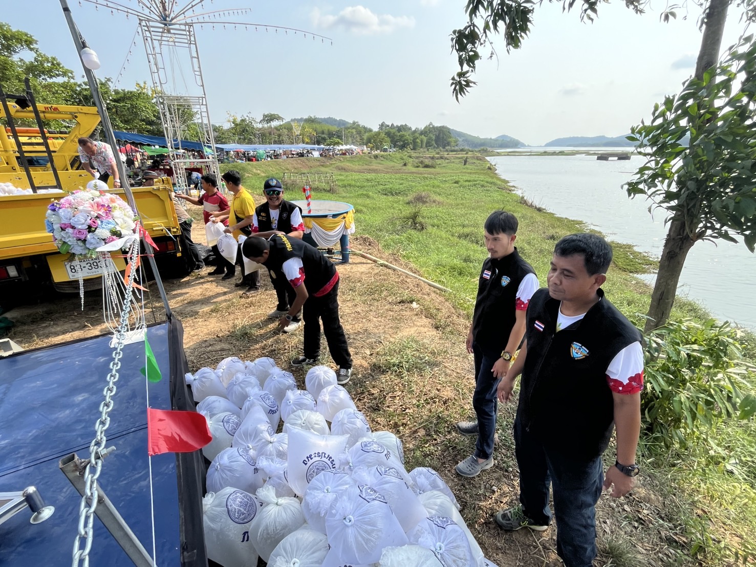 ร่วมพิธีปล่อยพันธุ์สัตว์น้ำ ณ อ่างเก็บน้ำเขาจุกหมู่บ้านศิลาทอง ตำบลกองดิน อำเภอแกลง จังหวัดระยอง..คลิก