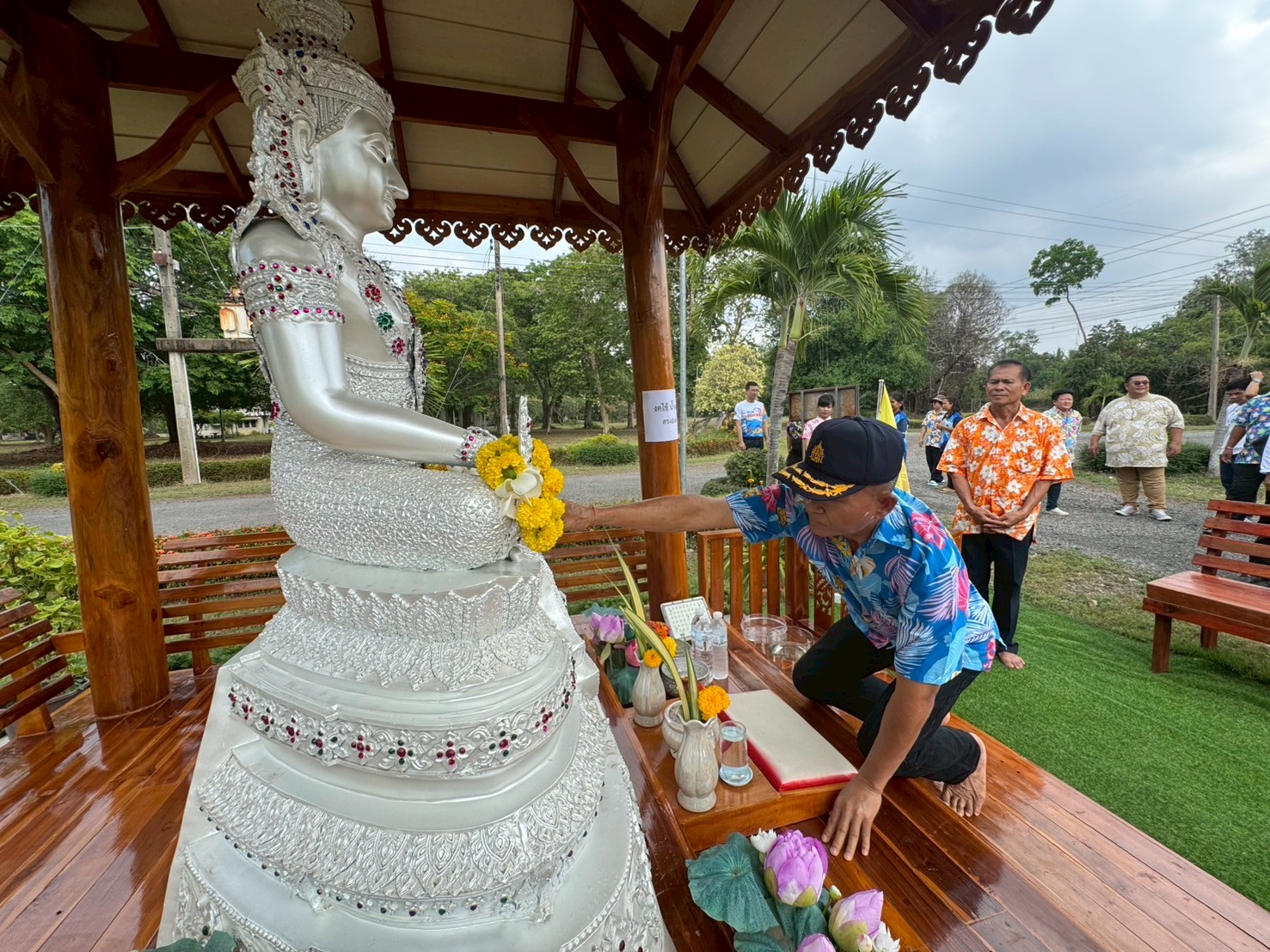 กิจกรรมสรงน้ำพระ รดน้ำดำหัวผู้สูงอายุ เนื่องในประเพณีสงกรานต์และปีใหม่ไทย สืบสานสงกรานต์วิถีไทย ประจำปี 2568
