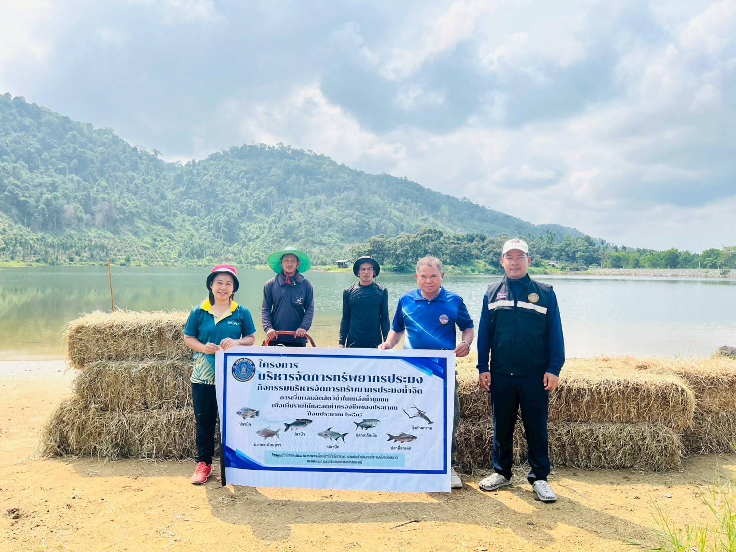 สร้างแหล่งอาหารธรรมชาติในแหล่งน้ำ ตามแผนงานยุทธศาสตร์การเกษตรสร้างมูลค่า  (ค่าใช้จ่ายในการเพิ่มผลผลิตสัตว์น้ำในแหล่งน้ำชุมชนเพื่อเพิ่มรายได้และลดค่าครองชีพประชาชน)
