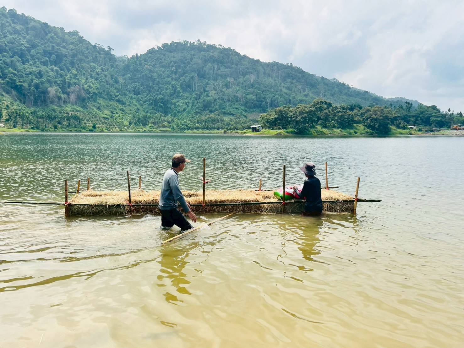 สร้างแหล่งอาหารธรรมชาติในแหล่งน้ำ ตามแผนงานยุทธศาสตร์การเกษตรสร้างมูลค่า  (ค่าใช้จ่ายในการเพิ่มผลผลิตสัตว์น้ำในแหล่งน้ำชุมชนเพื่อเพิ่มรายได้และลดค่าครองชีพประชาชน)