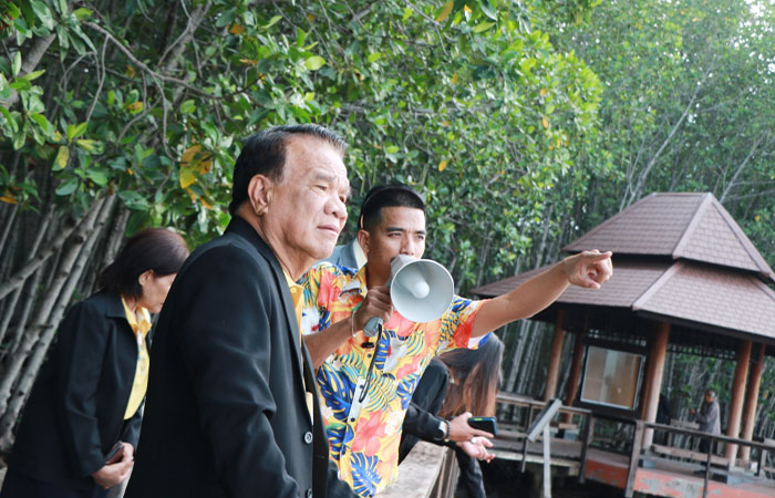 คณะกรรมาธิการวิสามัญการพิทักษ์และเทิดทูนสถาบันพระมหากษัตริย์..คลิก