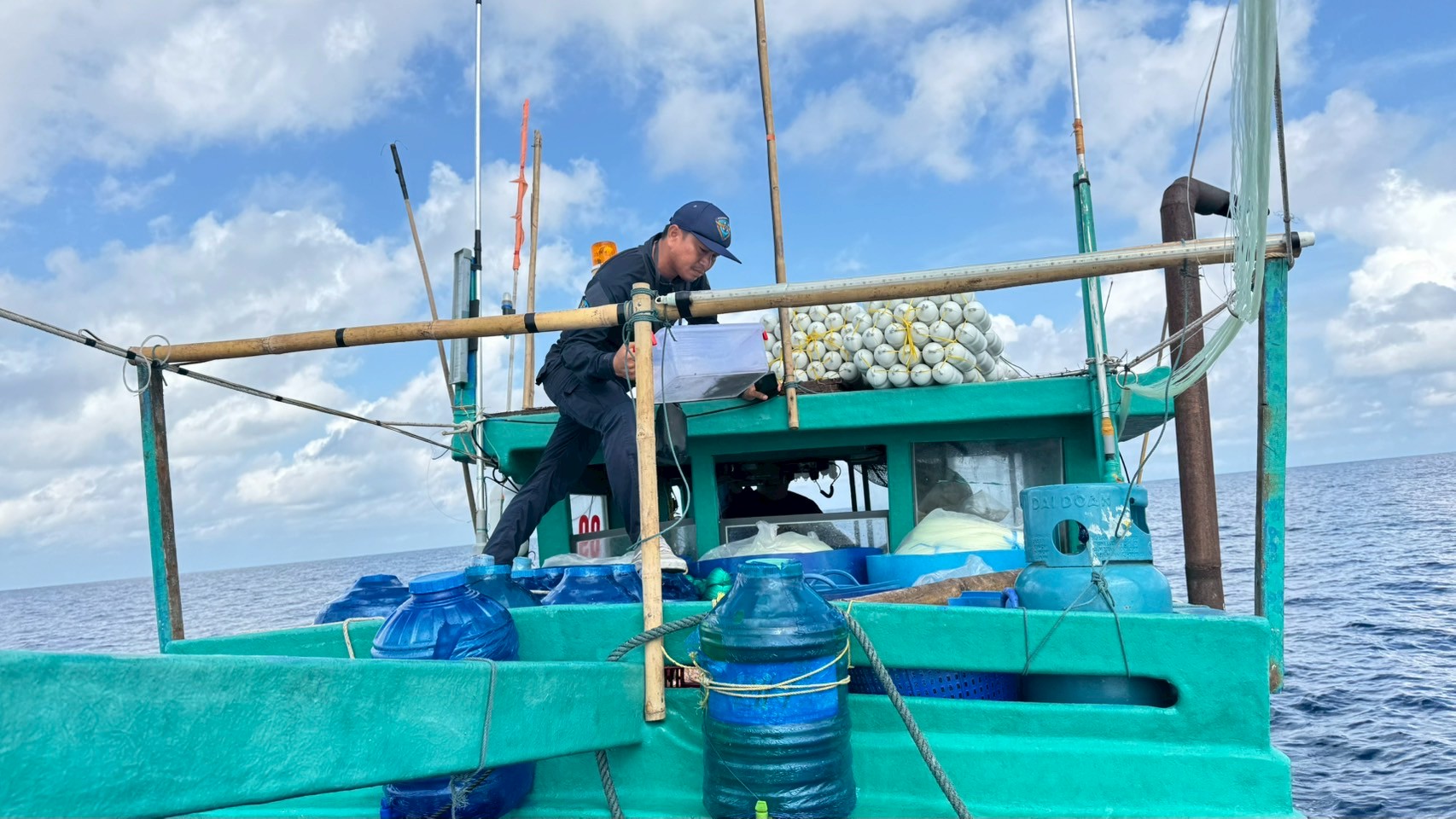 กองตรวจการประมงจับกุมเรือประมงต่างชาติทำการประมงรุกล้ำน่านน้ำไทย