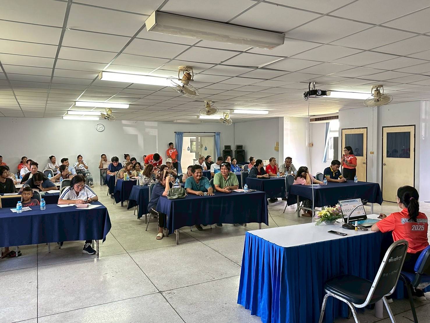ด่านตรวจประมงชุมพร ร่วมกับสำนักงานประมงจังหวัดชุมพร จัดประชุมชี้แจง “โครงการประมงรวมใจ จ่ายระบบติดตามเรือประมงไทย (VMS) คนละครึ่ง” แก่ผู้ประกอบการเรือประมงพาณิชย์ที่ติดตั้งระบบติดตามเรือ