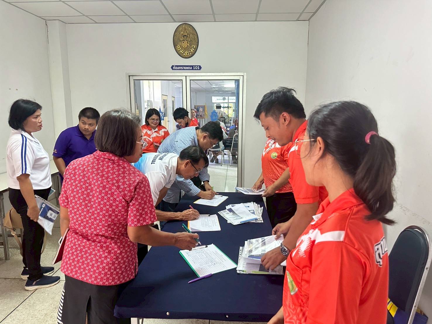 ด่านตรวจประมงชุมพร ร่วมกับสำนักงานประมงจังหวัดชุมพร จัดประชุมชี้แจง “โครงการประมงรวมใจ จ่ายระบบติดตามเรือประมงไทย (VMS) คนละครึ่ง” แก่ผู้ประกอบการเรือประมงพาณิชย์ที่ติดตั้งระบบติดตามเรือ