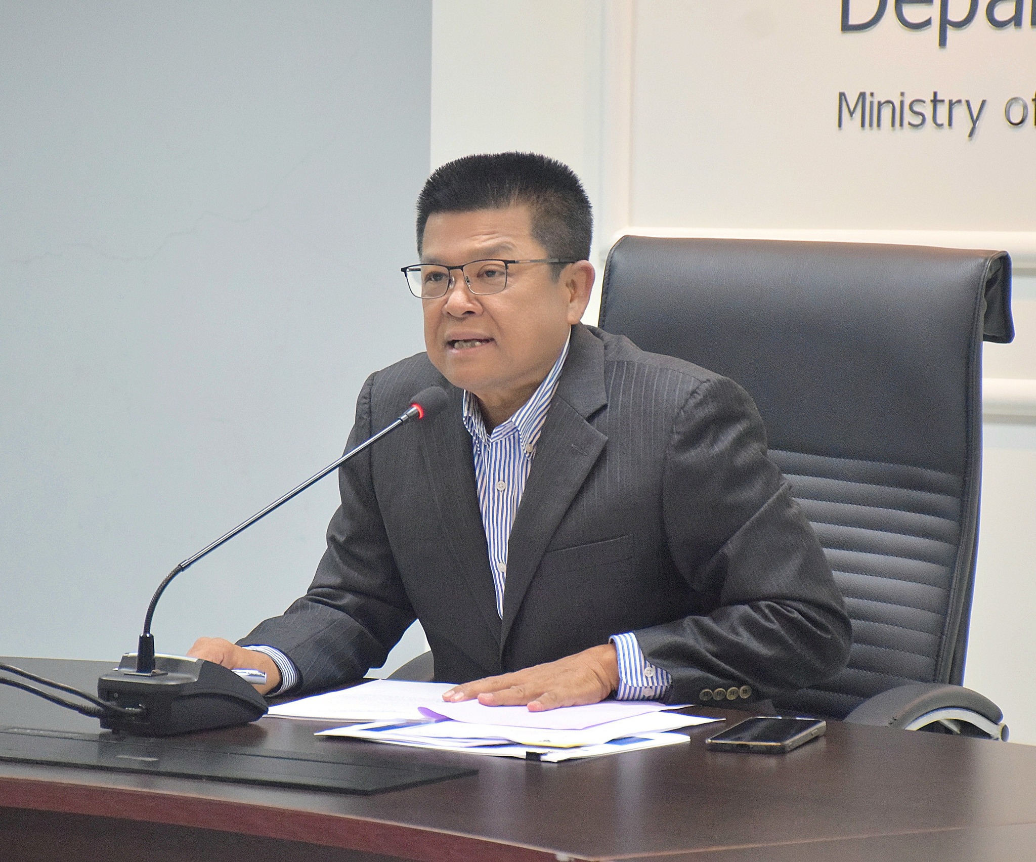 ประชุมเพื่อพิจารณาแนวทางการกำหนดมาตรการเพื่อรองรับผลกระทบจากการที่สหรัฐอเมริกาประกาศใช้มาตรการทางภาษีตอบโต้ต่อประเทศเกินดุลการค้ากับสหรัฐฯ