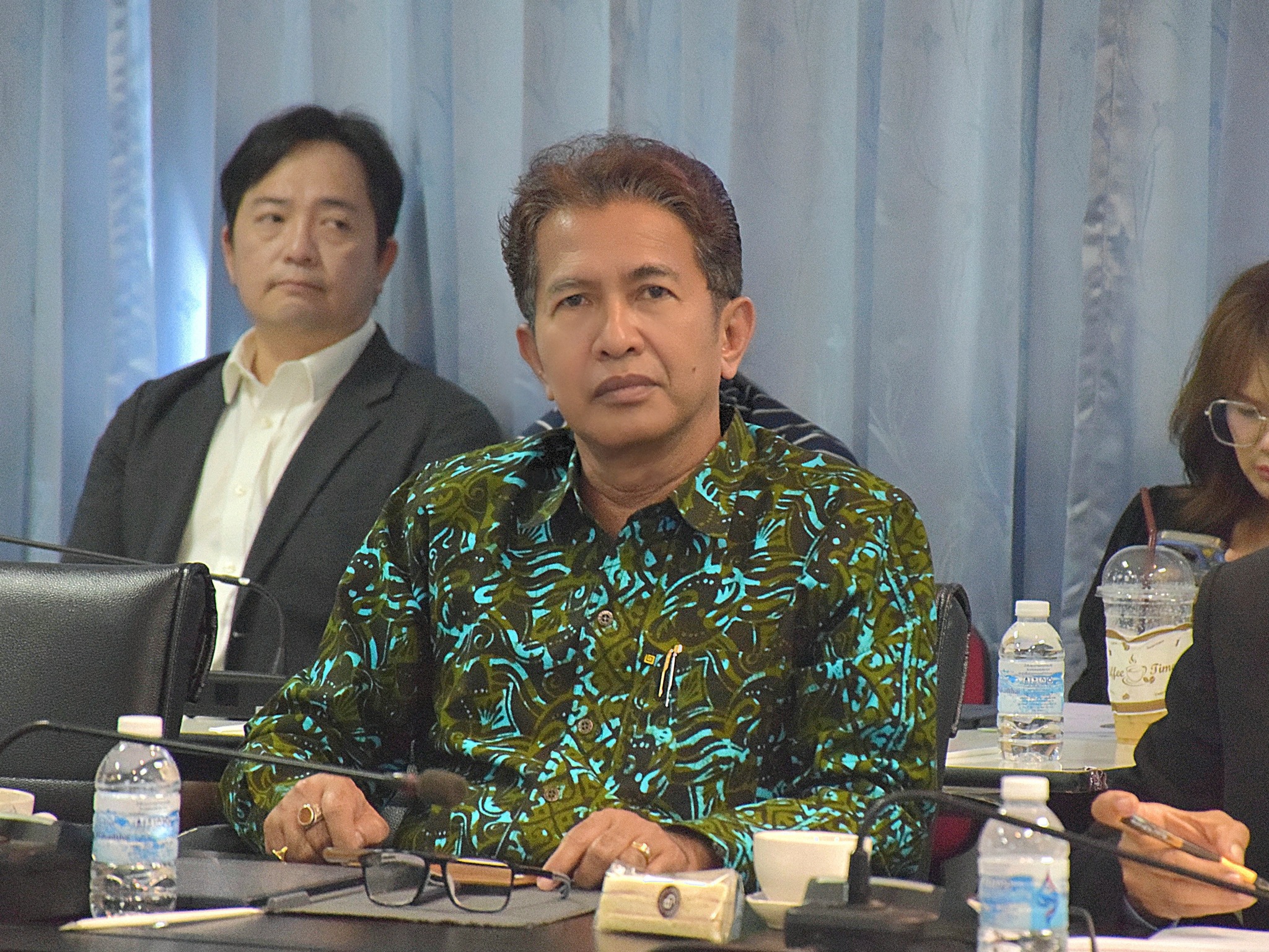 ประชุมเพื่อพิจารณาแนวทางการกำหนดมาตรการเพื่อรองรับผลกระทบจากการที่สหรัฐอเมริกาประกาศใช้มาตรการทางภาษีตอบโต้ต่อประเทศเกินดุลการค้ากับสหรัฐฯ