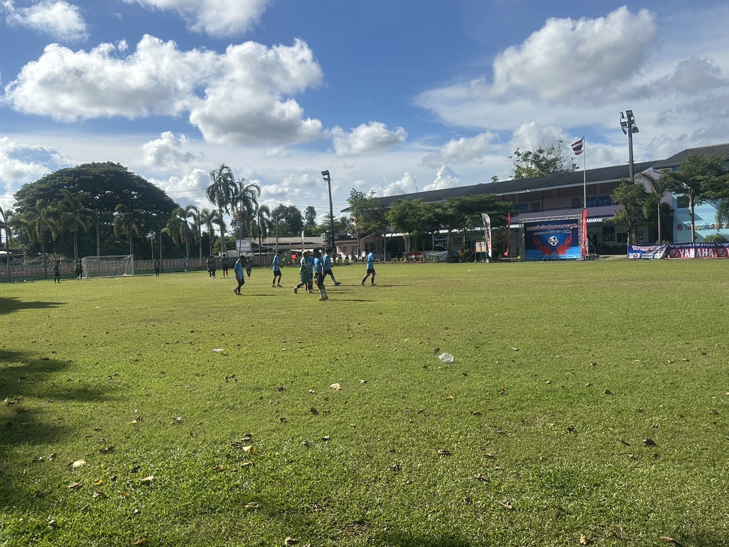 ร่วมสนับสนุนกิจกรรมการแข่งขันฟุตบอลการกุศล เนื่องในเทศกาลสงกรานต์โรงเรียนวัดถนนกระเพรา กลุ่มประมงพื้นบ้านอนุรักษ์เนินฆ้อ..คลิก