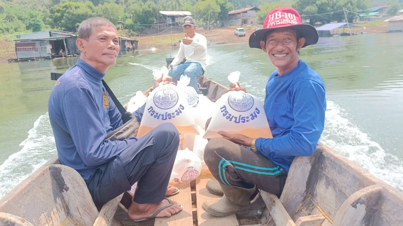 ปล่อยลูกพันธุ์กุ้งก้ามกราม