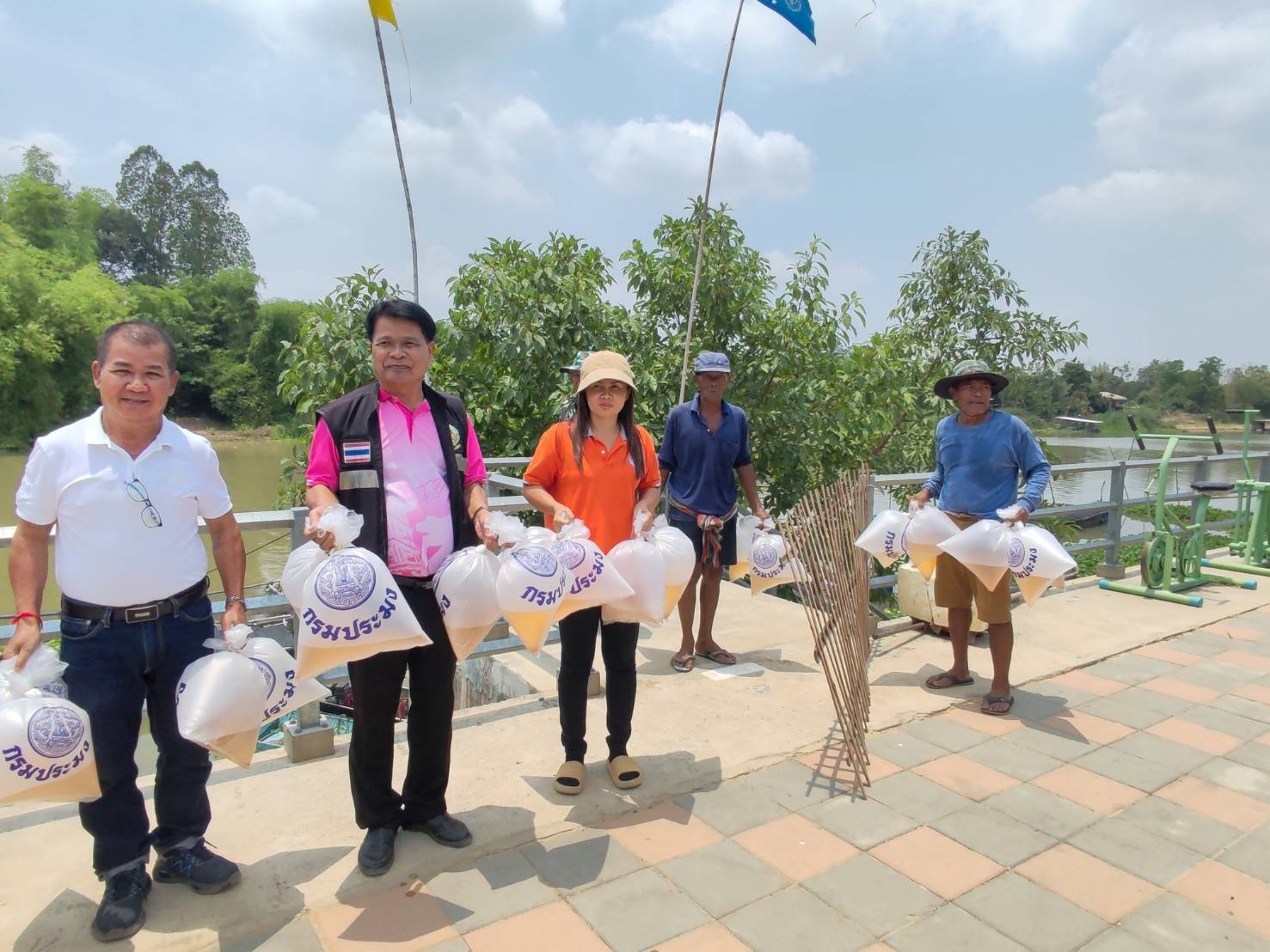 ปล่อยลูกพันธุ์กุ้งก้ามกราม อำเภอสามชุม จังหวัดสุพรรณบุรี