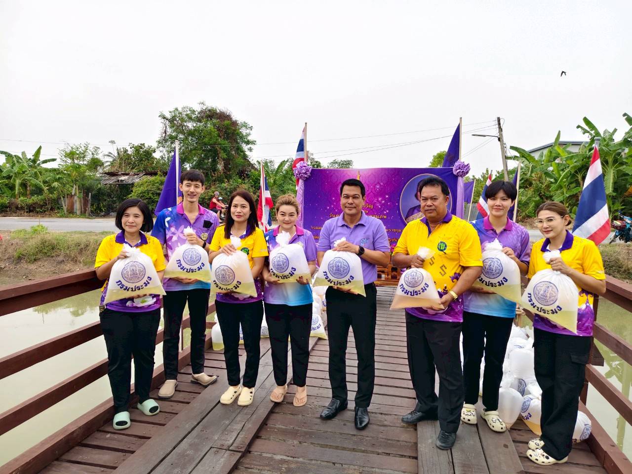ปล่อยลูกพันธุ์กุ้งก้าม ณ คลองชลประทานไผ่ขวาง หมู่ที่ 2 ต.ไผ่ขวาง อ.เมือง จ.สุพรรณบุรี
