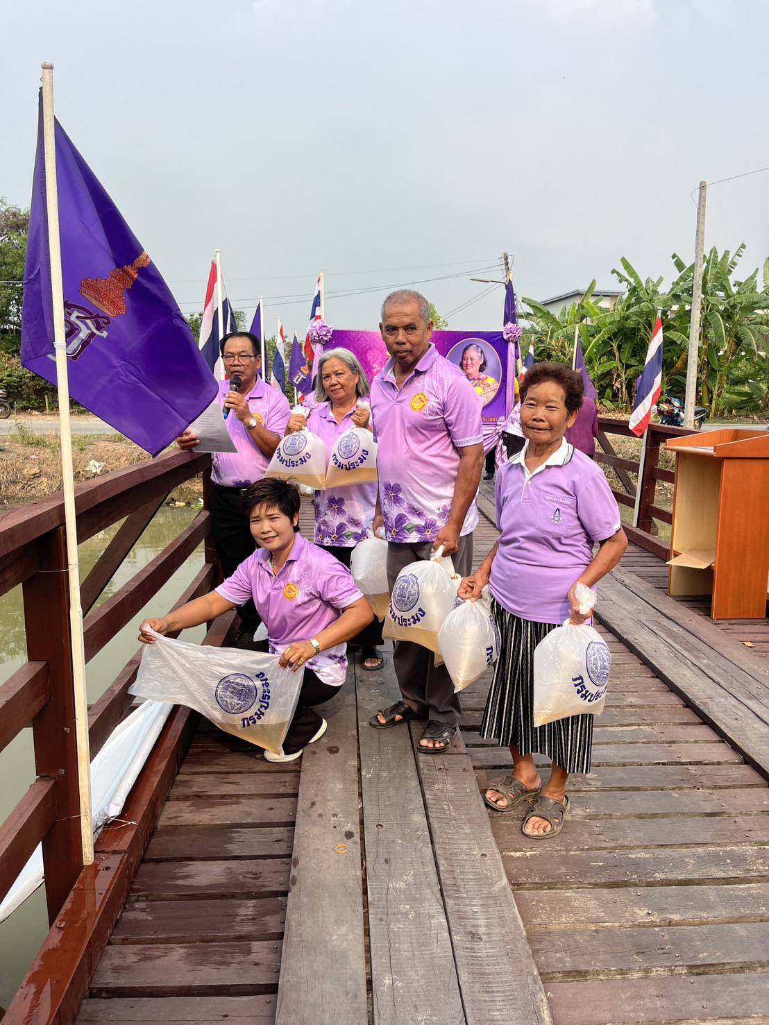 ปล่อยลูกพันธุ์กุ้งก้าม ณ คลองชลประทานไผ่ขวาง หมู่ที่ 2 ต.ไผ่ขวาง อ.เมือง จ.สุพรรณบุรี