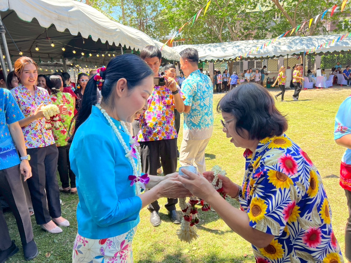 พิธีรดน้ำดำหัวและขอพรจากท่านผู้ว่าราชการจังหวัด