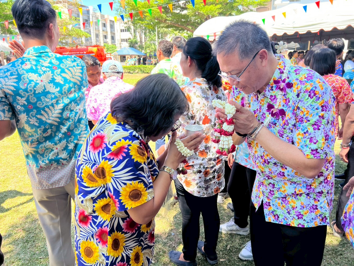 พิธีรดน้ำดำหัวและขอพรจากท่านผู้ว่าราชการจังหวัด