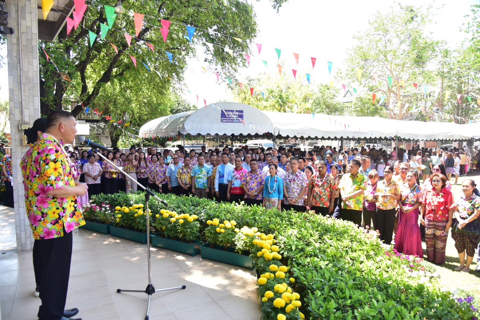 พิธีรดน้ำดำหัวและขอพรจากท่านผู้ว่าราชการจังหวัด