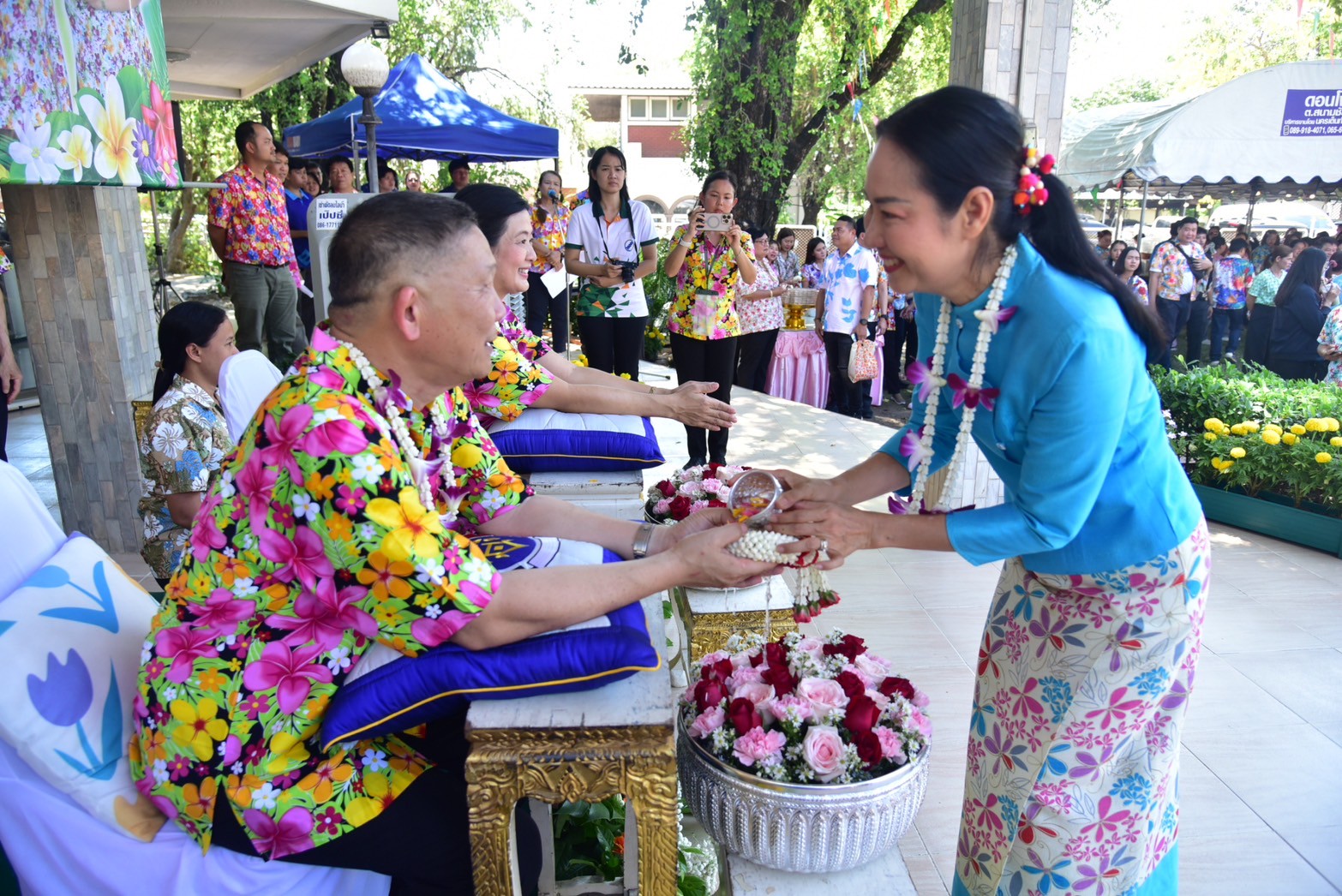 พิธีรดน้ำดำหัวและขอพรจากท่านผู้ว่าราชการจังหวัด