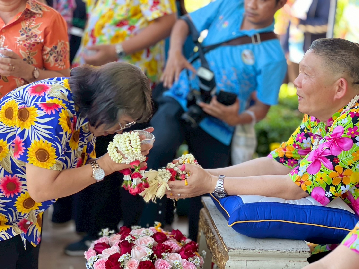 พิธีรดน้ำดำหัวและขอพรจากท่านผู้ว่าราชการจังหวัด
