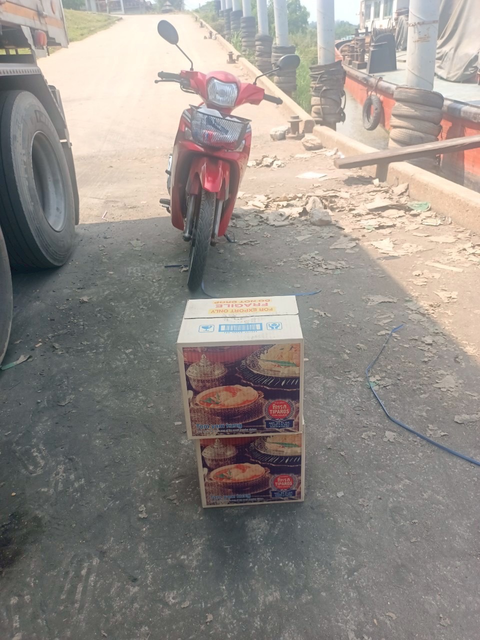 เจ้าหน้าที่ศูนย์บริหารจัดการด่านตรวจประมงเขต 1 (เชียงราย) ตรวจสอบผลิตภัณฑ์สัตว์น้ำ (น้ำปลา) ส่งออกไปยังจากสาธารณรัฐประชาชนจีน ผ่านทางท่าเรือห้าเชียง ด่านพรมแดนอำเภอเชียงแสน