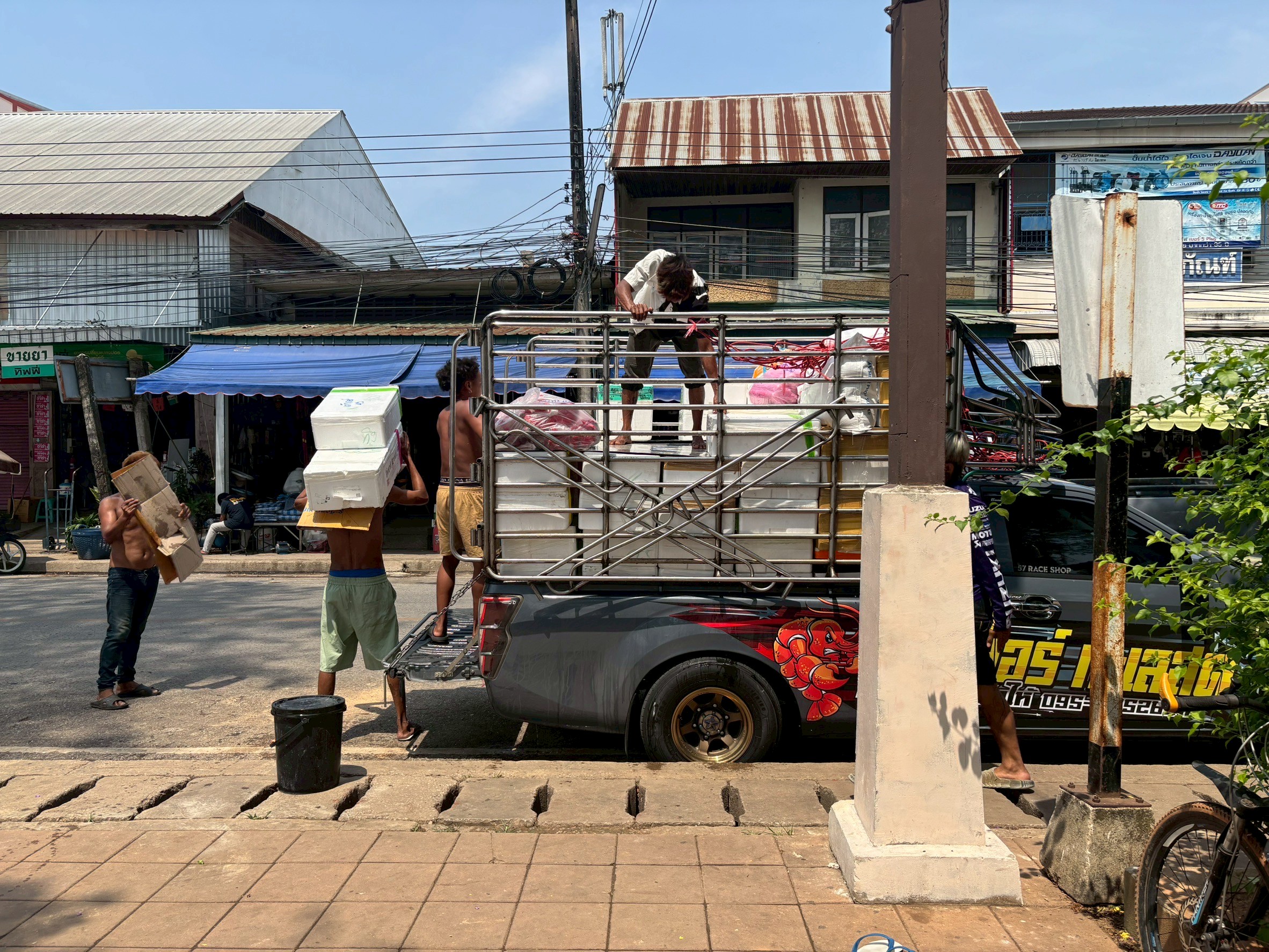 เจ้าหน้าที่ศูนย์บริหารจัดการด่านตรวจประมงเขต 1 (เชียงราย) ตรวจสอบสินค้าประมงส่งออกไปยังสาธารณรัฐประชาธิปไตยประชาชนลาว ผ่านทางด่านพรมแดนอำเภอเชียงแสน จังหวัดเชียงราย..คลิก