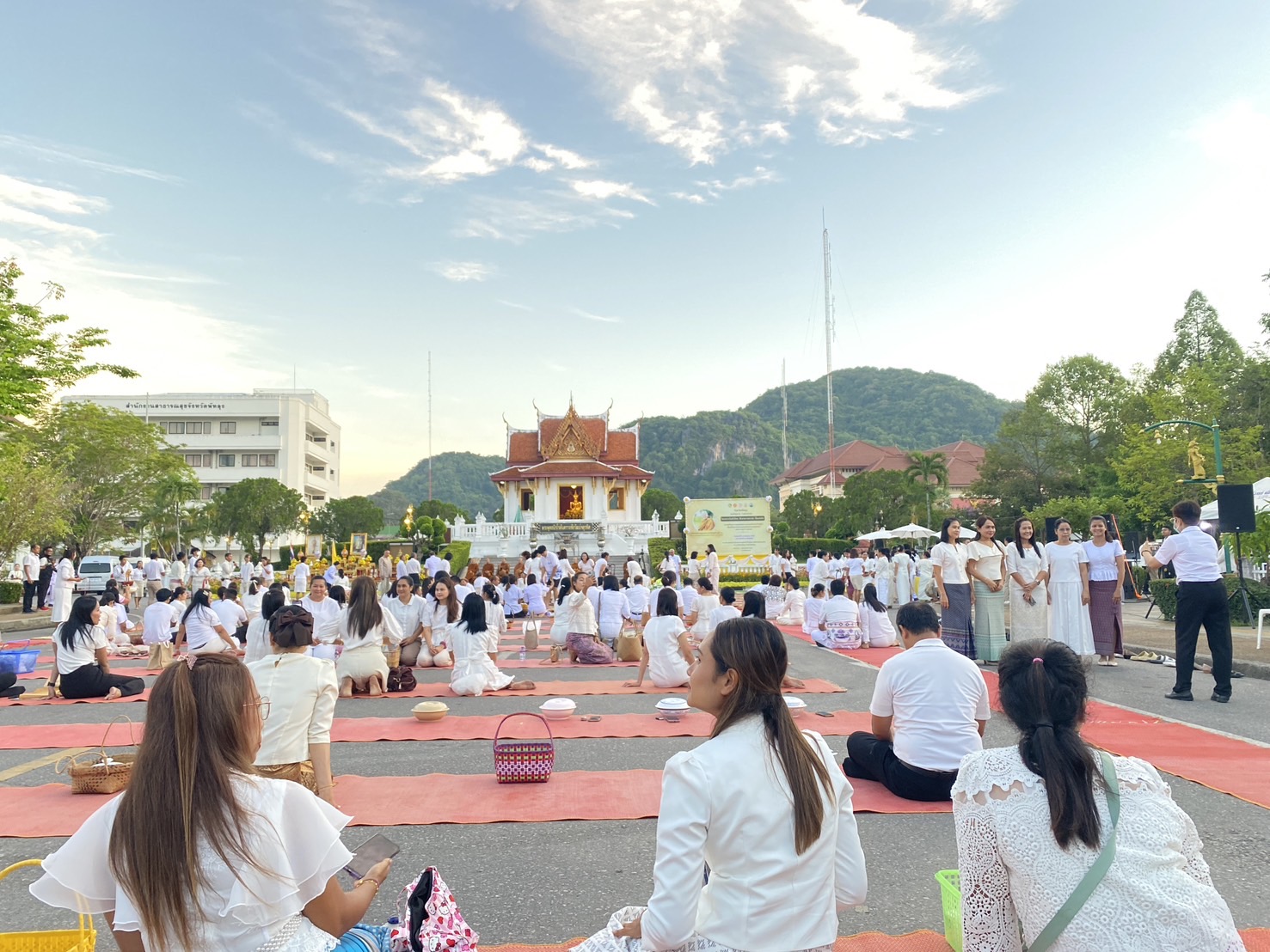 เจ้าหน้าที่กลุ่มพัฒนาและส่งเสริมอาชีพการประมง ร่วมพิธีตักบาตร และบรรยายธรรม “โครงการร้อยใจไทย สืบสานราชธรรม ทั้งแผ่นดิน” เพื่อถวายเป็นพระราชกุศลแด่พระบาทสมเด็จพระวชิรเกล้าเจ้าอยู่หัว ในปีเฉลิมพระเกียรติเฉลิมพระชนมพรรษา ครบ 6 รอบ 72 พรรษา  ณ บริเวณศาลาจตุรมุขพระพุทธนิโรคันตรายชัยวัฒน์จตุรทิศ  อำเภอเมืองพัทลุง จังหวัดพัทลุง..คลิก