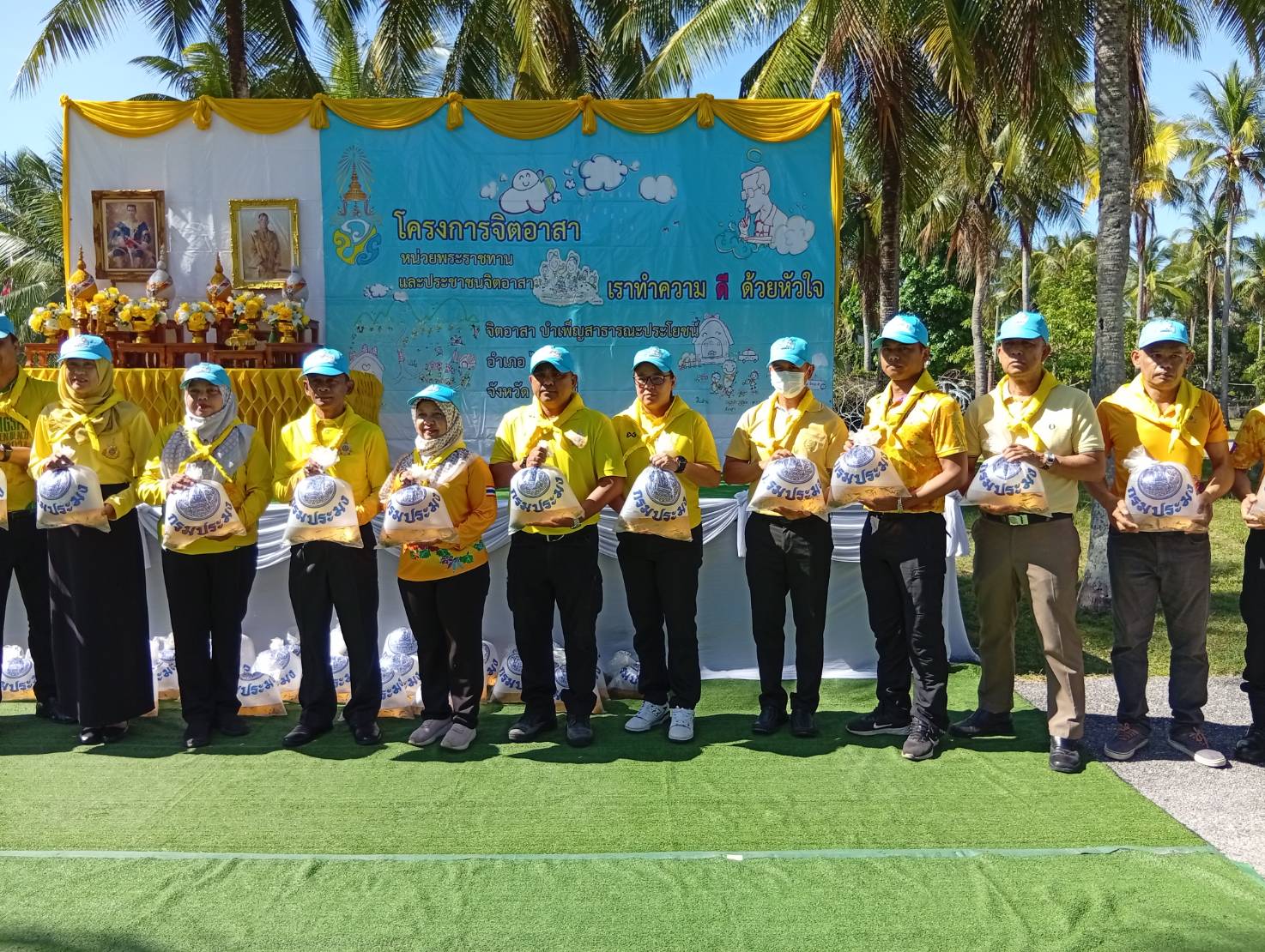 กิจกรรมปล่อยพันธุ์กุ้งกุลาดำ จำนวน 100,000 ตัว  บริเวณพลับพลารวมใจประชาบ้านละเวง ต.ดอนทราย อ.ไม้แก่น จ.ปัตตานี