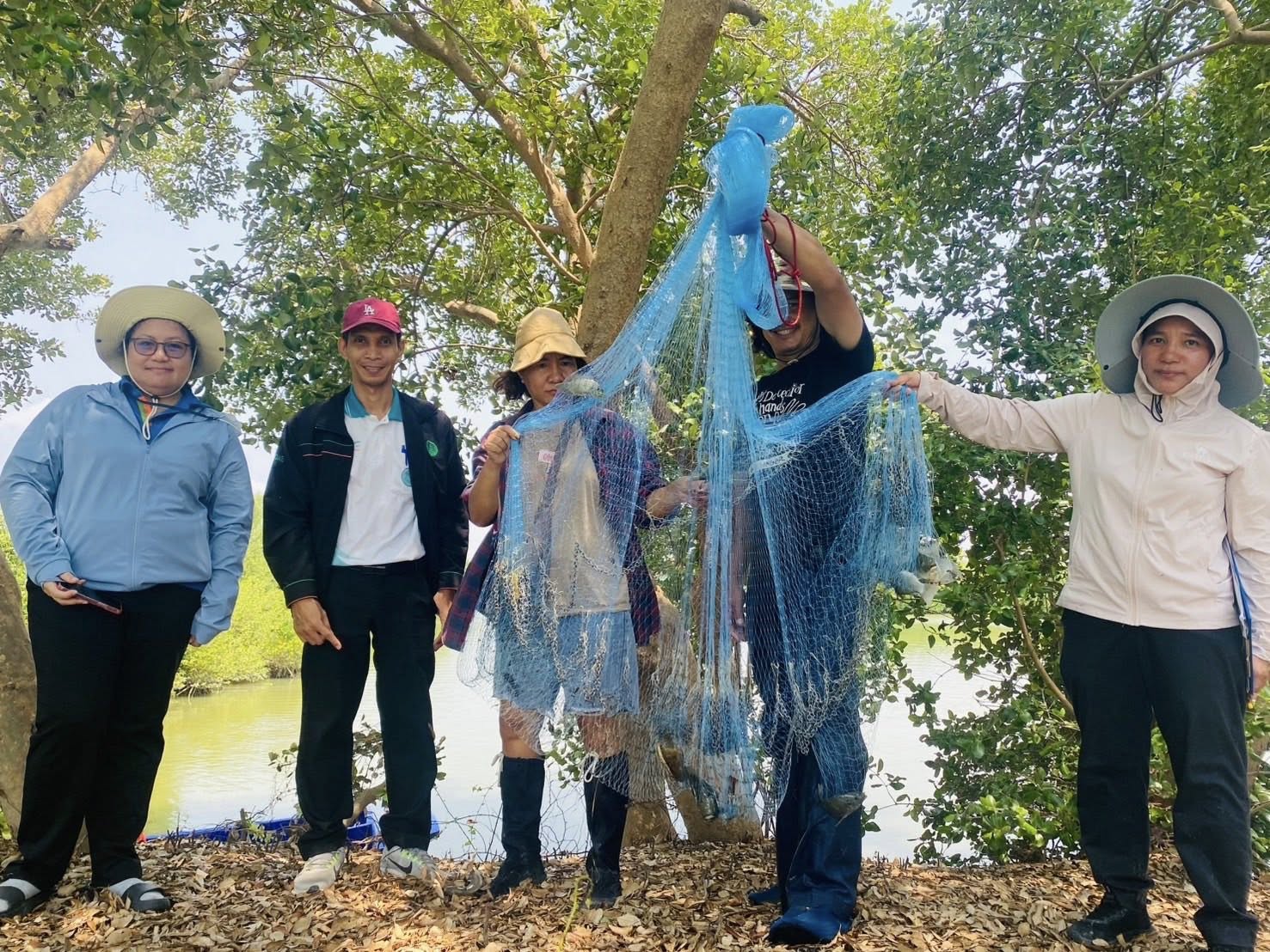 สำนักงานประมงพื้นที่กรุงเทพมหานคร ตรวจสอบบ่อเลี้ยงสัตว์น้ำของเกษตรกรที่ได้รับความเสียหายเนื่องจากการแพร่ระบาดของปลาหมอคางดำ ในพื้นที่เขตบางขุนเทียน กรุงเทพมหานคร