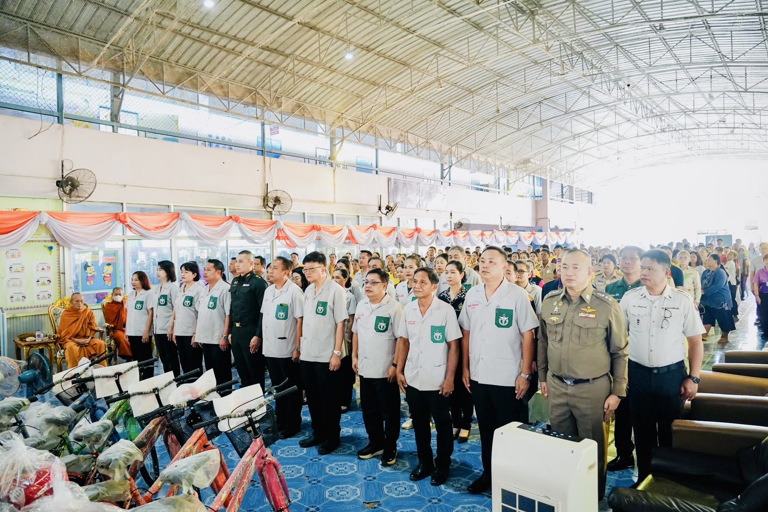 ร่วมกิจกรรมออกหน่วยบริการจังหวัดเคลื่อนที่ บำบัดทุกข์ บำรุงสุข และสร้างรอยยิ้มให้ประชาชน ครั้งที่ 6 และหน่วยแพทย์เคลื่อนที่ พอ.สว.จังหวัดร้อยเอ็ด..คลิก