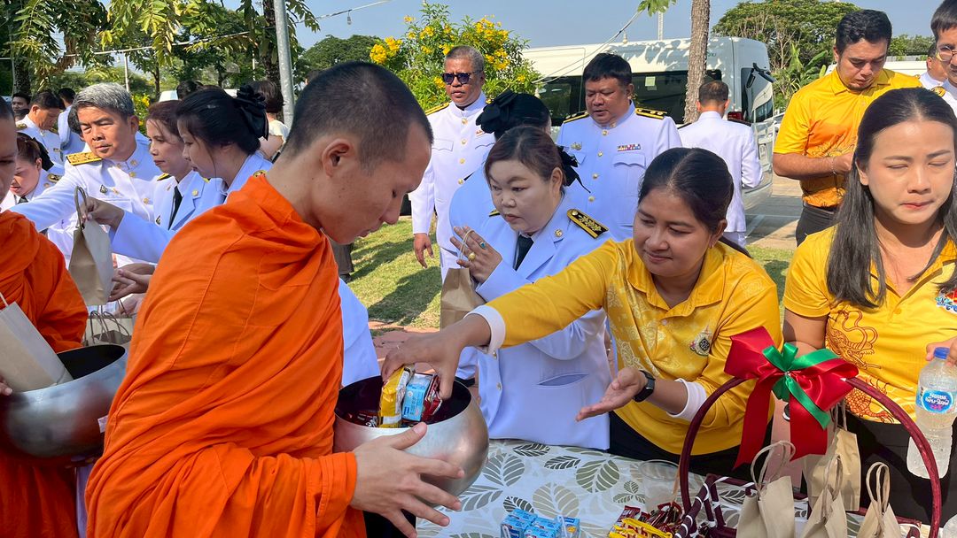 กิจกรรมวันรัฐพิธี วันที่ระลึกคล้ายวันสวรรคต สมเด็จพระนเรศวรมหาราช และร่วมทำบุญตักบาตร..คลิก