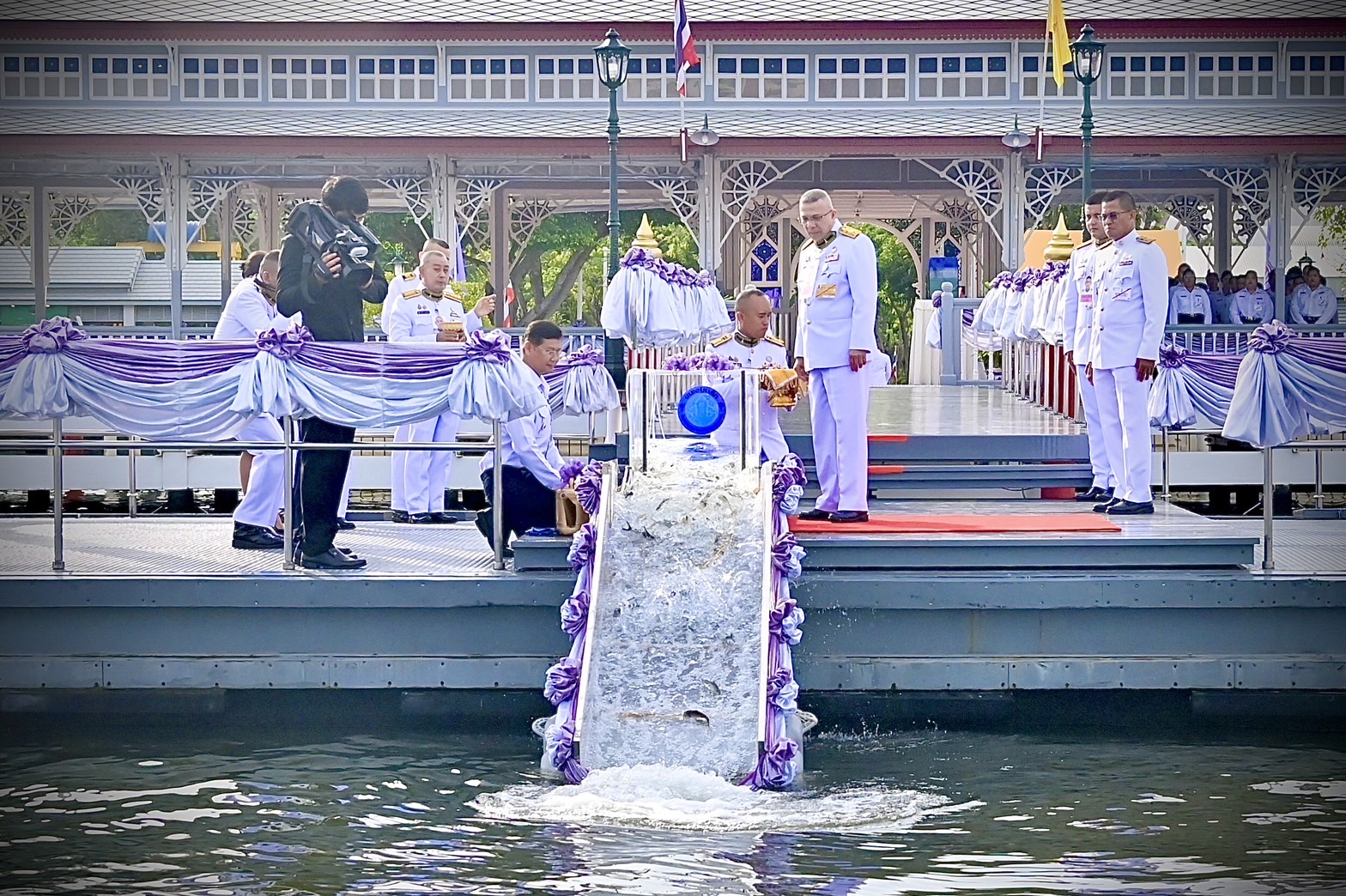 พระเจ้าวรวงศ์เธอ พระองค์เจ้าอทิตยาทรกิติคุณ ทรงโปรดให้ นายวิรัช โพธิ์พุก ผู้อำนวยการกองงานในพระองค์ สมเด็จพระเจ้าน้องนางเธอ กรมพระศรีสวางควัฒน วรขัตติยราชนารี เป็นผู้แทนพระองค์ ในการปล่อยพันธุ์สัตว์น้ำ เนื่องในโอกาสวันคล้ายวันประสูติ วันที่ ๕ พฤษภาคม ๒๕๖๘..คลิก