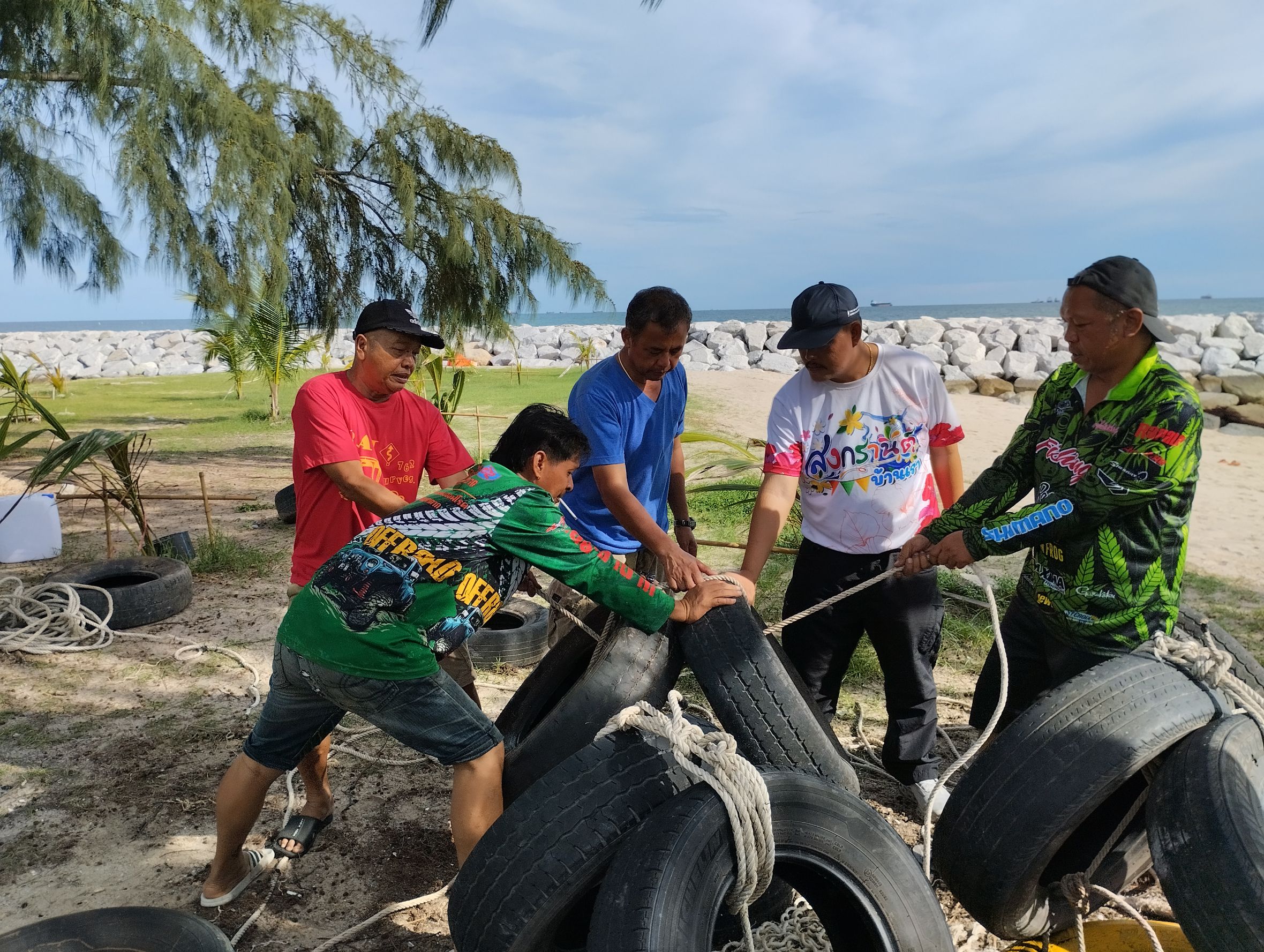 ติดตามและร่วมกิจกรรมทำซั้งเชือก บ้านปลาโครงการเสริมการมีส่วนร่วมของชุมชนประมง ประจำปีงบประมาณ พ.ศ. 2568