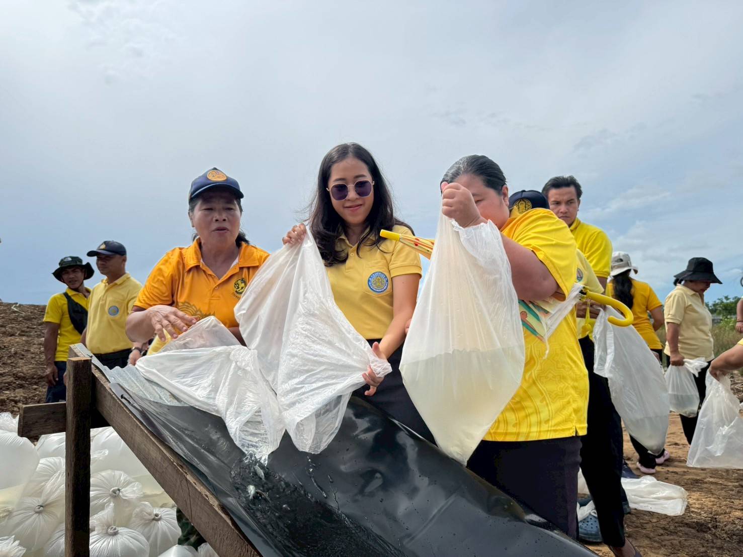 ด่านตรวจประมงชุมพร ร่วมกิจกรรมปล่อยพันธุ์สัตว์น้ำ (ปลากะพงขาว) จำนวน 30,000 ตัว เพื่อเพิ่มผลผลิตและความสมบูรณ์ในแหล่งน้ำ..คลิก