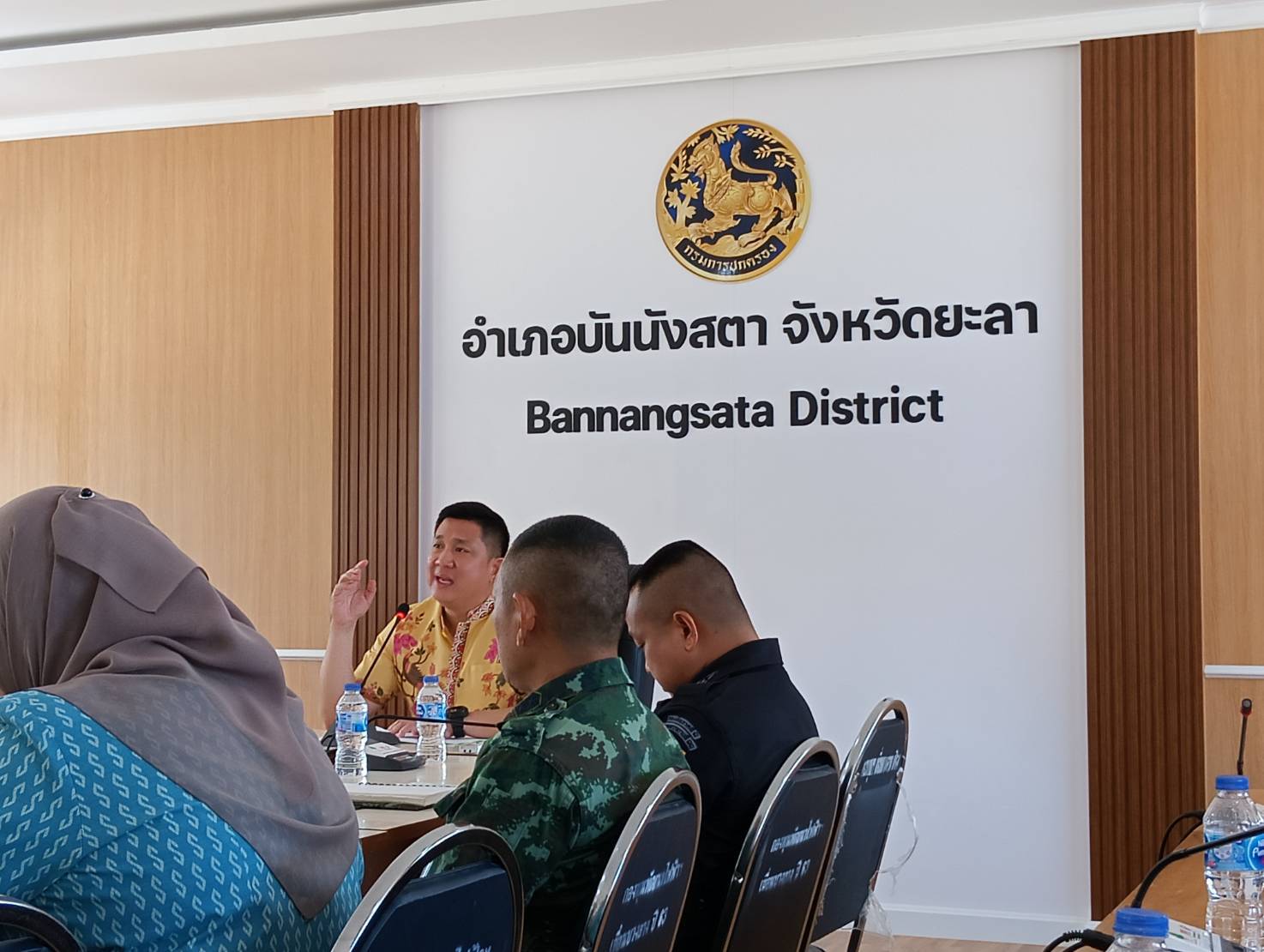 เข้าร่วมกิจกรรมพบปะยามเช้าและ ประชุมหัวหน้าราชการ