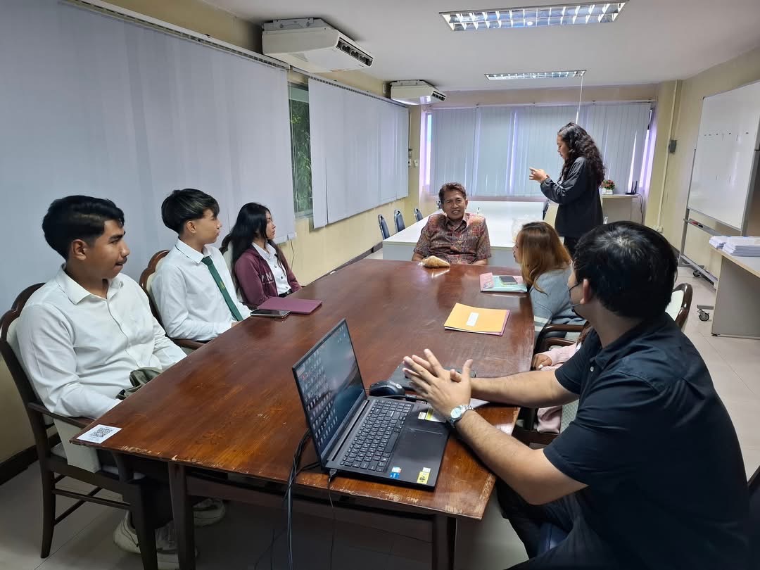 ให้การต้อนรับและให้โอวาทกับนิสิตคณะประมงที่ขอเข้ารับการฝึกงาน 
