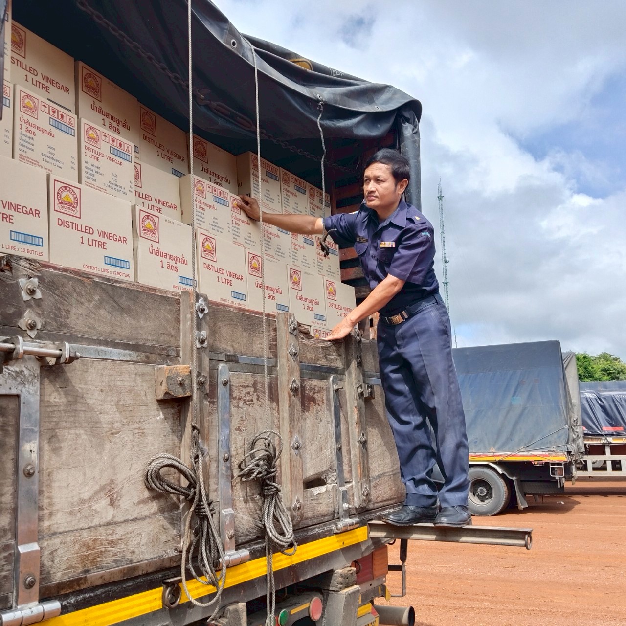 ตรวจสินค้าประมงที่นำเข้า ส่งออก ทางจุดผ่านแดนถาวรบ้านเขาดิน..คลิก