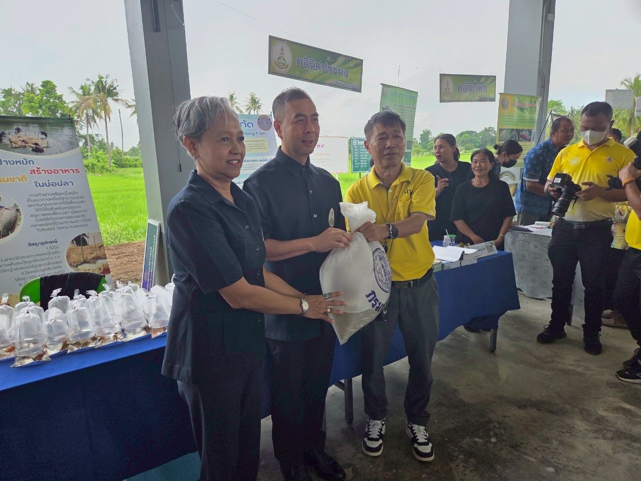 ร่วมจัดนิทรรศการในงาน โครงการคลินิกเกษตรเคลื่อนที่ในพระราชานุเคราะห์ สมเด็จพระบรมโอรสาธิราช ฯ สยามมกุฎราชกุมาร..คลิก