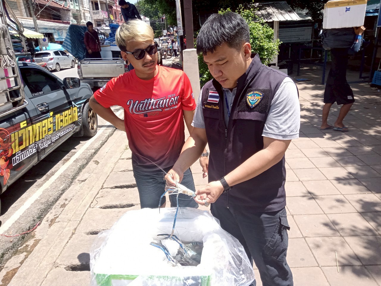 เจ้าหน้าที่ศูนย์บริหารจัดการด่านตรวจประมงเขต 1 (เชียงราย) ตรวจสอบสินค้าประมงส่งออกไปยังสาธารณรัฐประชาธิปไตยประชาชนลาว และสาธารณรัฐสหภาพเมียนมา..คลิก