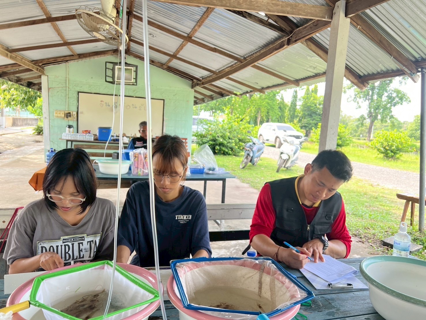 คณะกรรมการตรวจรับกุ้งก้ามกรามจากกรมประมง ดำเนินการ ตรวจรับกุ้งก้ามกราม และร่วมปล่อยกุ้งก้ามกรามในแหล่งน้ำ ในโครงการบริหารจัดการทรัพยากรประมง กิจกรรมบริหารจัดการทรัพยากรประมงน้ำจืด ปีงบประมาณ 2568 จำนวน 7 แหล่งน้ำ..คลิก
