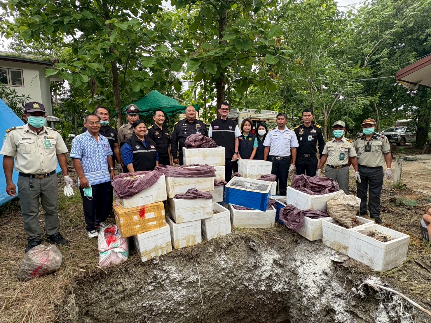 ทำลายของกลาง ด้วยวิธีฝังกลบ  ณ ศูนย์บริหารจัดการด่านตรวจประมงเขต 4 (สระแก้ว) อ.อรัญประเทศ จ.สระแก้ว..คลิก