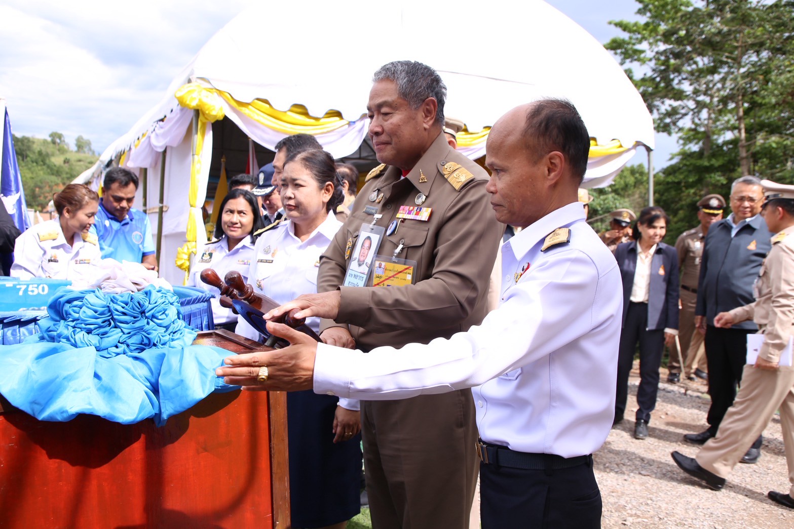 องคมนตรี ปล่อยพันธุ์สัตว์น้ำ ณ อ่างเก็บน้ำห้วยลึก อันเนื่องมาจากพระราชดำริ..คลิก