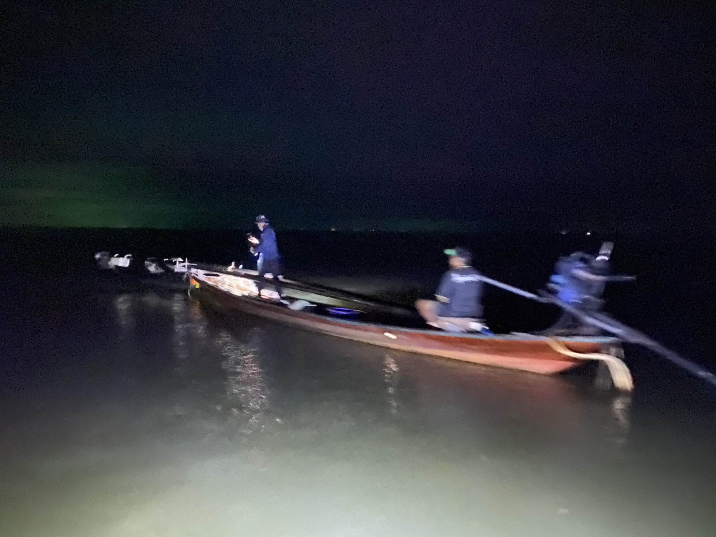เรือตรวจประมงทะเล 324 จับกุมเรือประมงผิดกฎหมายในพื้นที่ปิดอ่าว