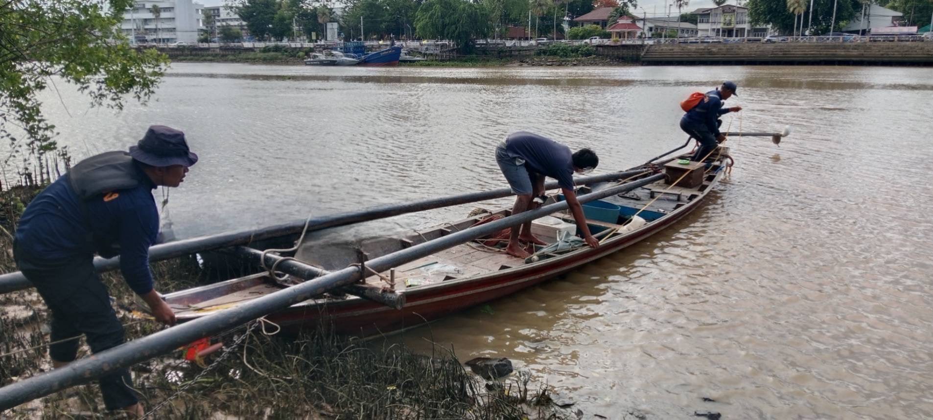 เรือตรวจประมงทะเล 324 จับกุมเรือประมงผิดกฎหมายในพื้นที่ปิดอ่าว