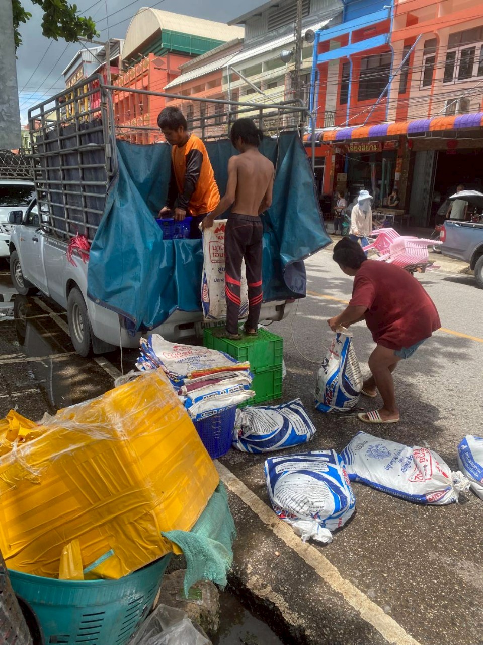เจ้าหน้าที่ศูนย์บริหารจัดการด่านตรวจประมงเขต 1 (เชียงราย) ตรวจสอบสินค้าประมงส่งออกไปยังสาธารณรัฐประชาธิปไตยประชาชนลาว และสาธารณรัฐสหภาพเมียนมา..คลิก