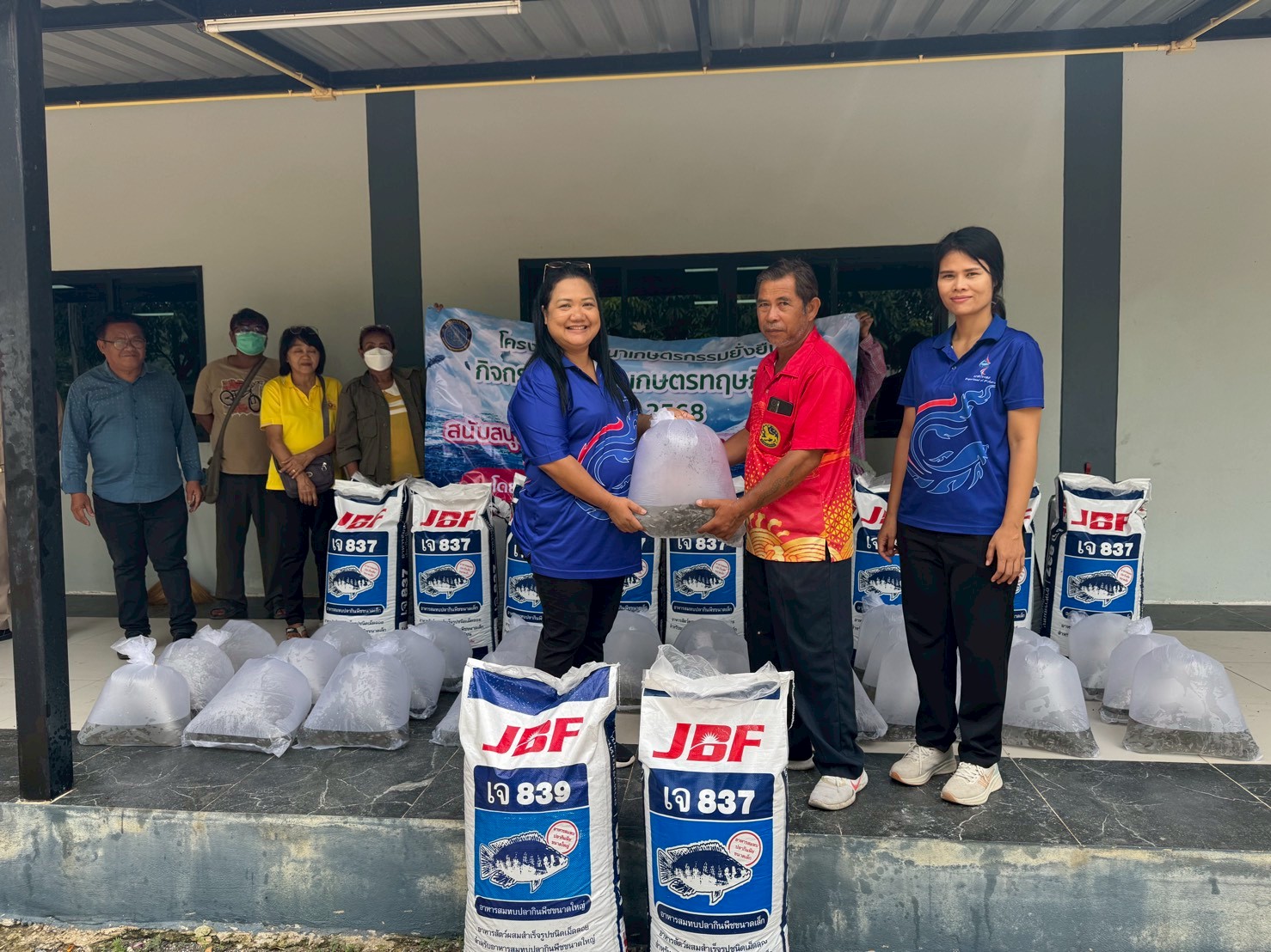 ลงพื้นที่ติดตามเกษตรกรและให้ความรู้ในด้านการเพาะเลี้ยงสัตว์น้ำ..คลิก