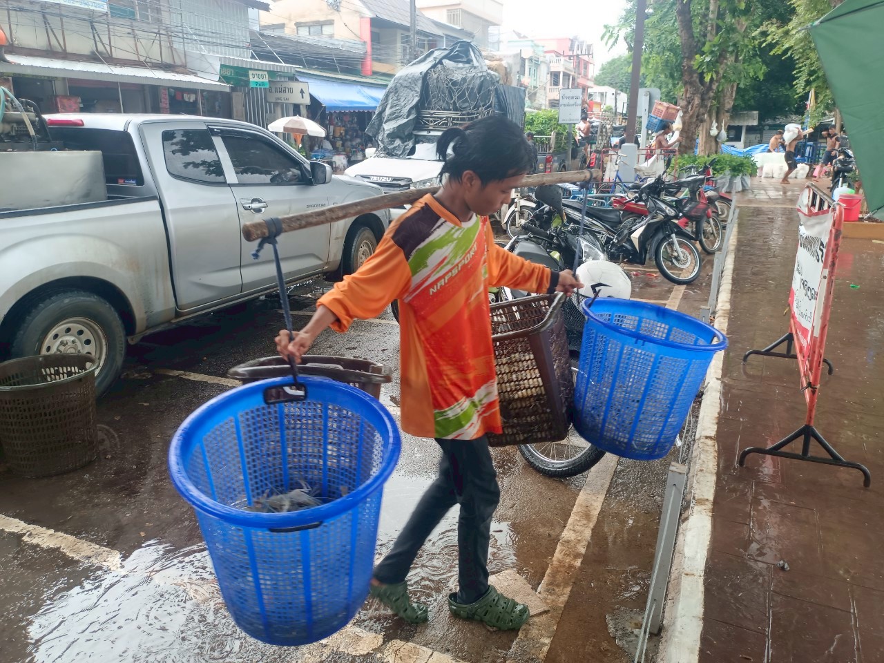 เจ้าหน้าที่ศูนย์บริหารจัดการด่านตรวจประมงเขต 1 (เชียงราย) ตรวจสอบสินค้าประมงส่งออกไปยังสาธารณรัฐประชาธิปไตยประชาชนลาว สาธารณรัฐสหภาพเมียนมา