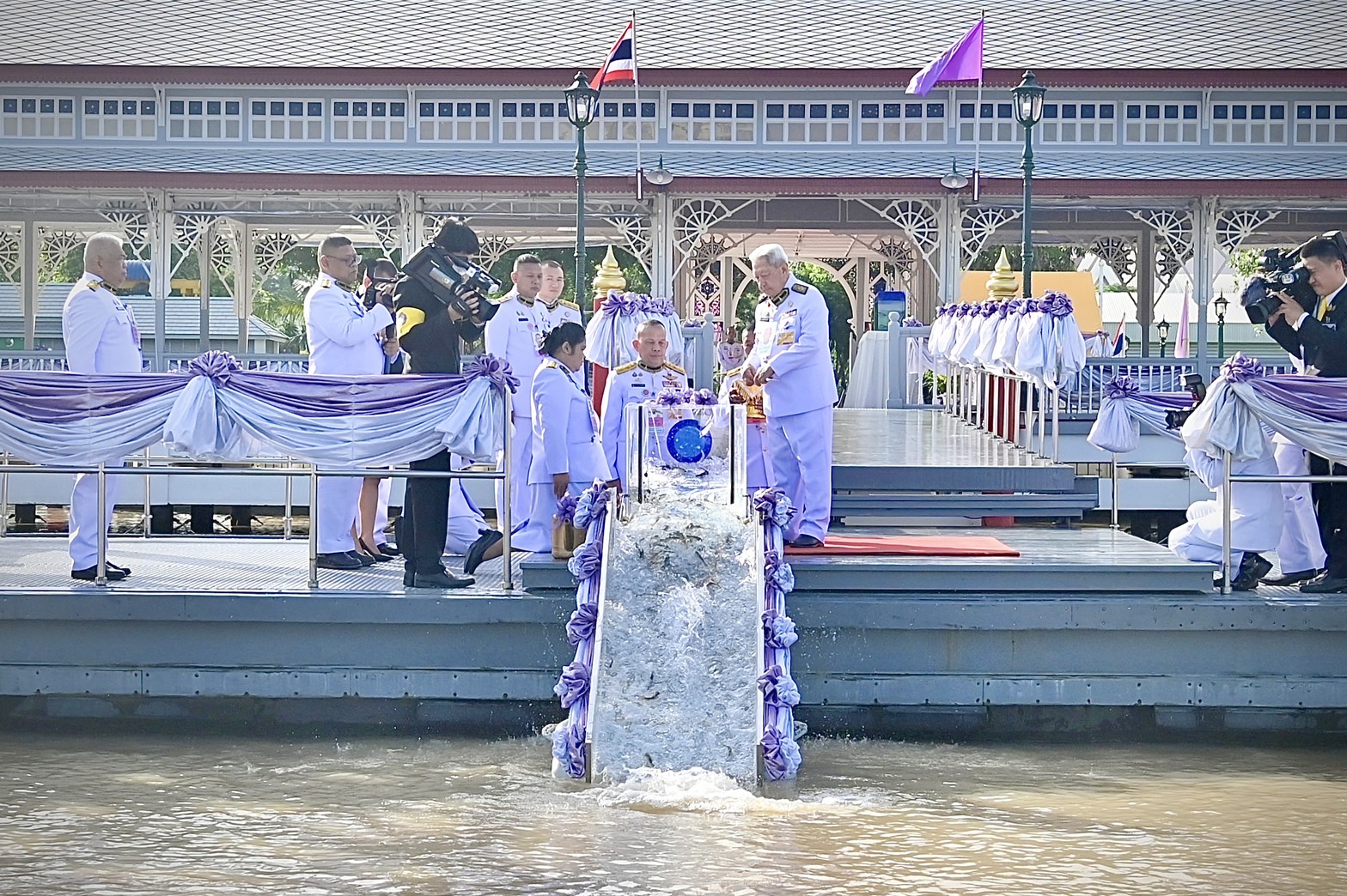 ประธานองคมนตรี เป็นผู้แทนพระองค์ ไปในการบำเพ็ญพระราชกุศลปล่อยพันธุ์สัตว์น้ำ เนื่องในโอกาสวันเฉลิมพระชนมพรรษา สมเด็จพระนางเจ้า ฯ พระบรมราชินี ๓ มิถุนายน ๒๕๖๘..คลิก